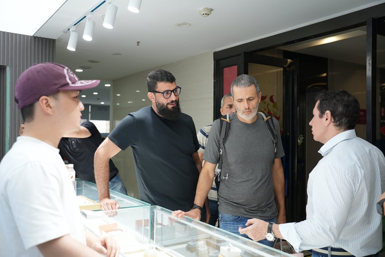 Visita de cliente à vitrine de amostras da operação